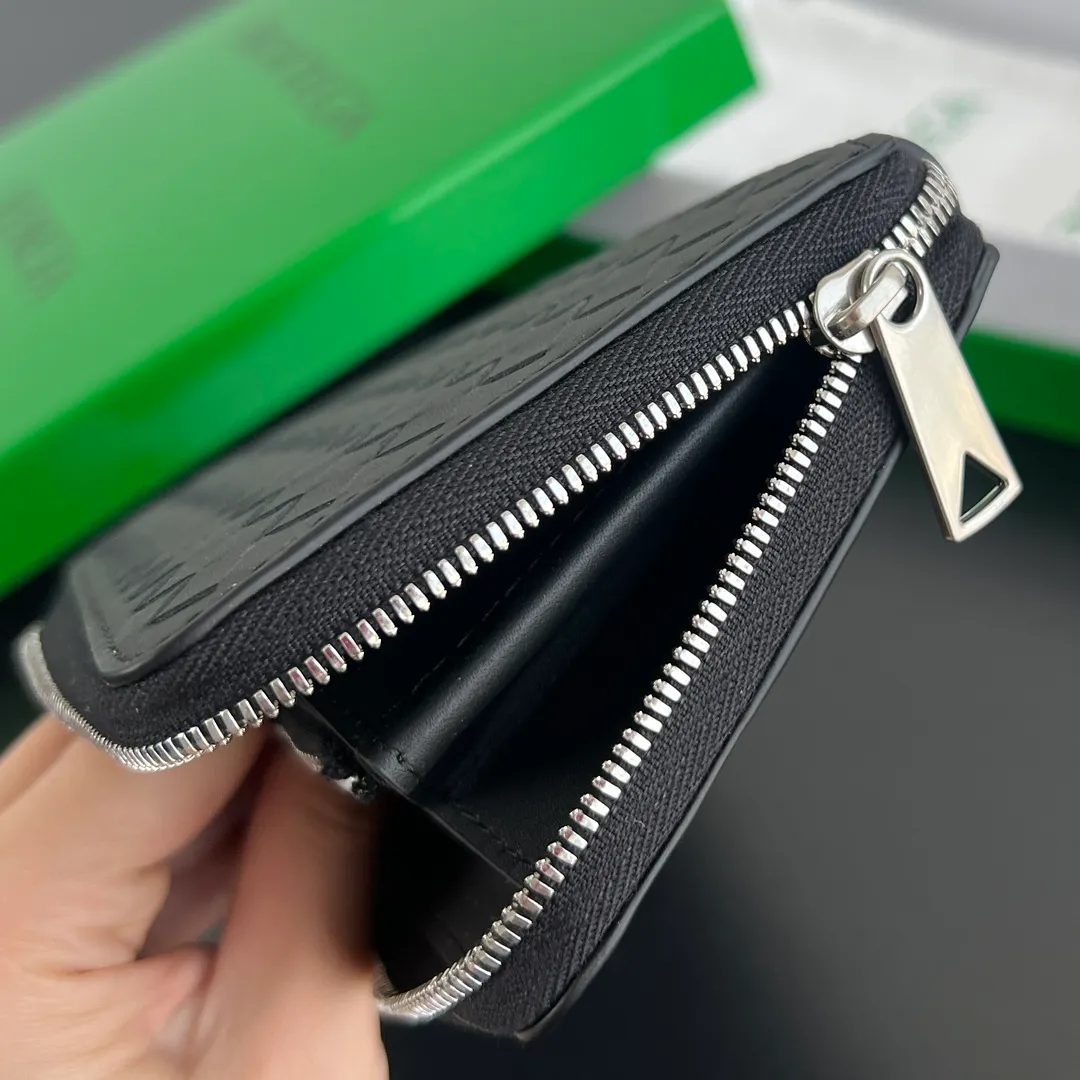 #Bv New Fine Woven Wallet 814680 The beloved small braid is back🎈Made of cowhide braid, soft, comfortable and textured. The detailed internal partition design and high-quality lining material ensure the durability and orderliness of the wallet. It can store cash/cards and other small items. It is very practical. It is enough to take it with you when you go out. This wallet is definitely your best choice. Size: 19x10x2 P1000